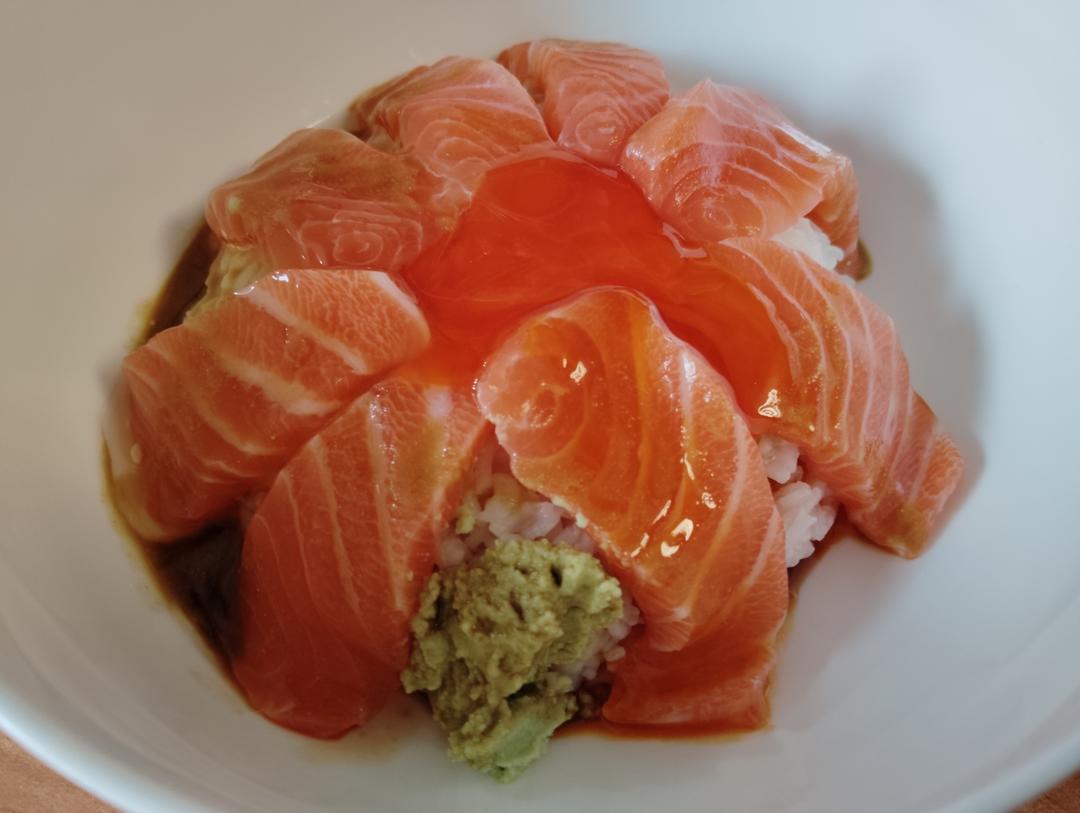 鲑鱼牛油果波奇饭