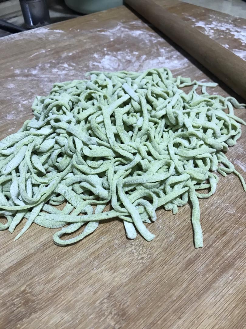 自制菠菜手擀面，孩子吃了一大碗！
