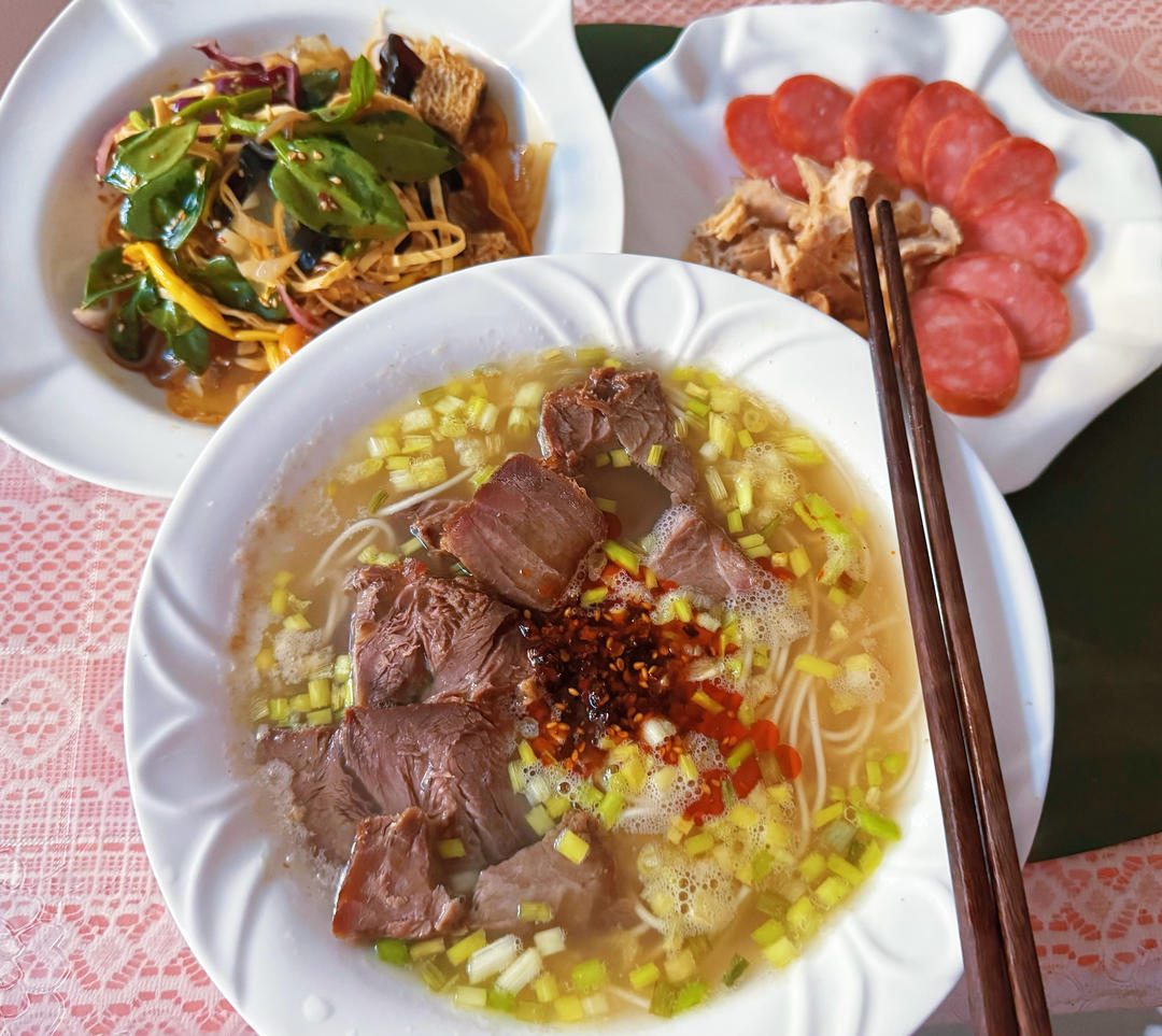 正宗兰州牛肉面～～                        不是兰州拉面😁