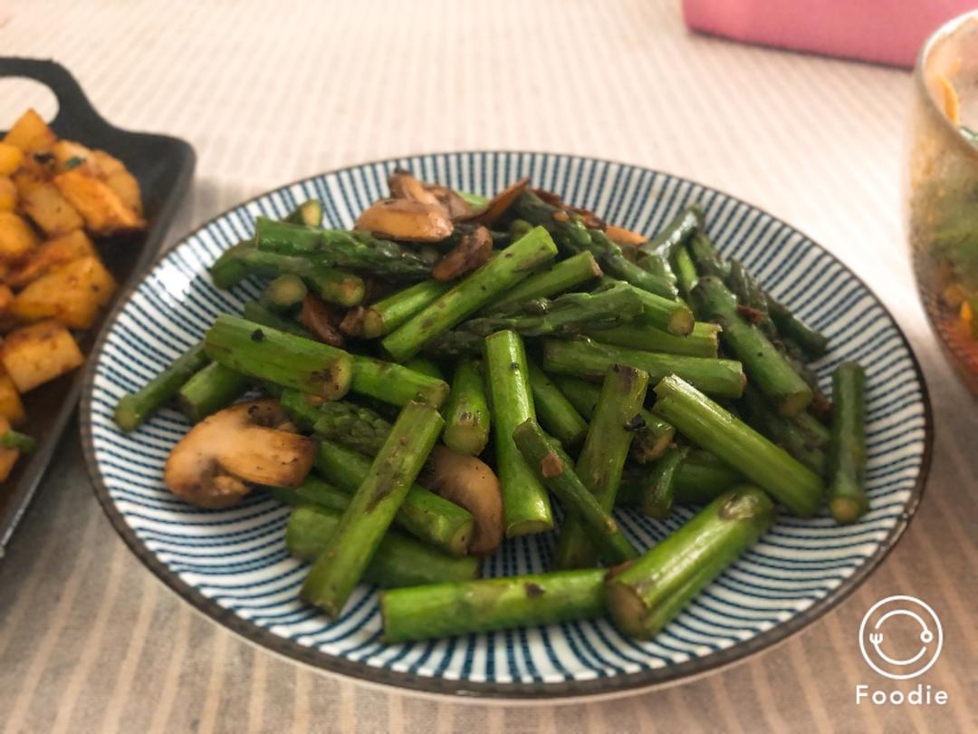 芦笋炒蘑菇