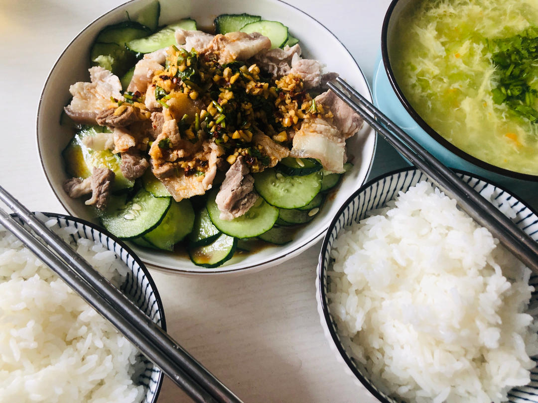 秘制蒜泥白肉（入口即化，不好吃你来打我）