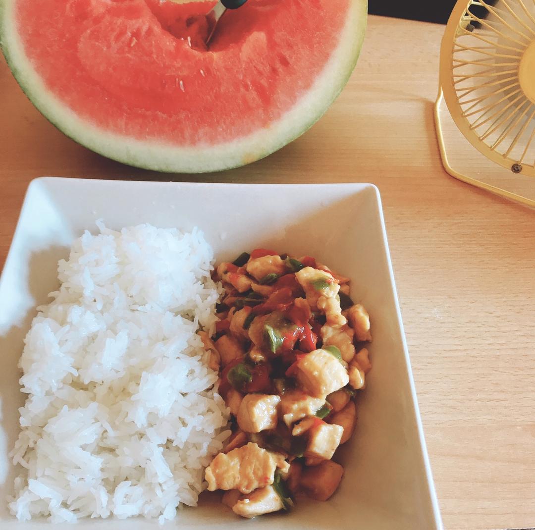 简单漂亮的青红椒炒鸡肉