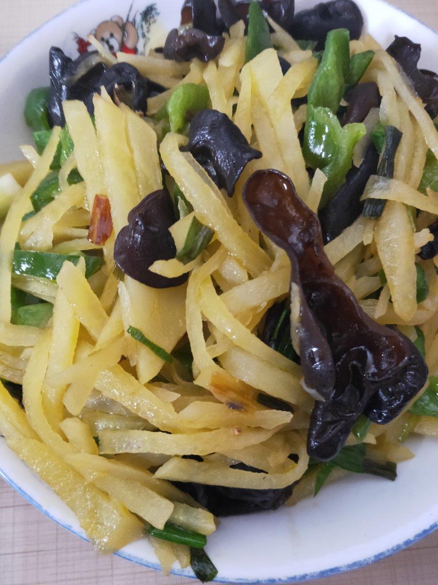 好吃又方便的青椒土豆丝，来喽！