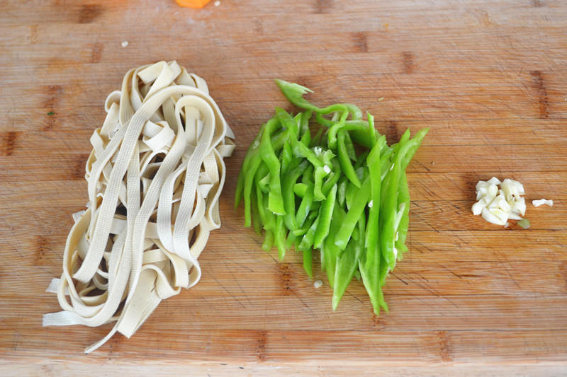 小炒青椒豆皮的做法 步骤1