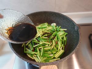 家常菜—蒜苔炒豆干的做法 步骤4