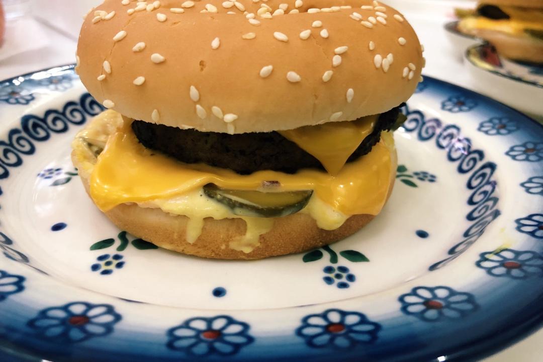 正宗的麦当劳双吉牛肉汉堡