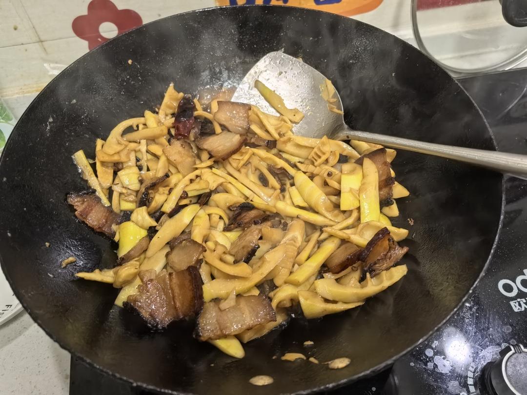 千万别忘记焯水的腊肉炒冬笋