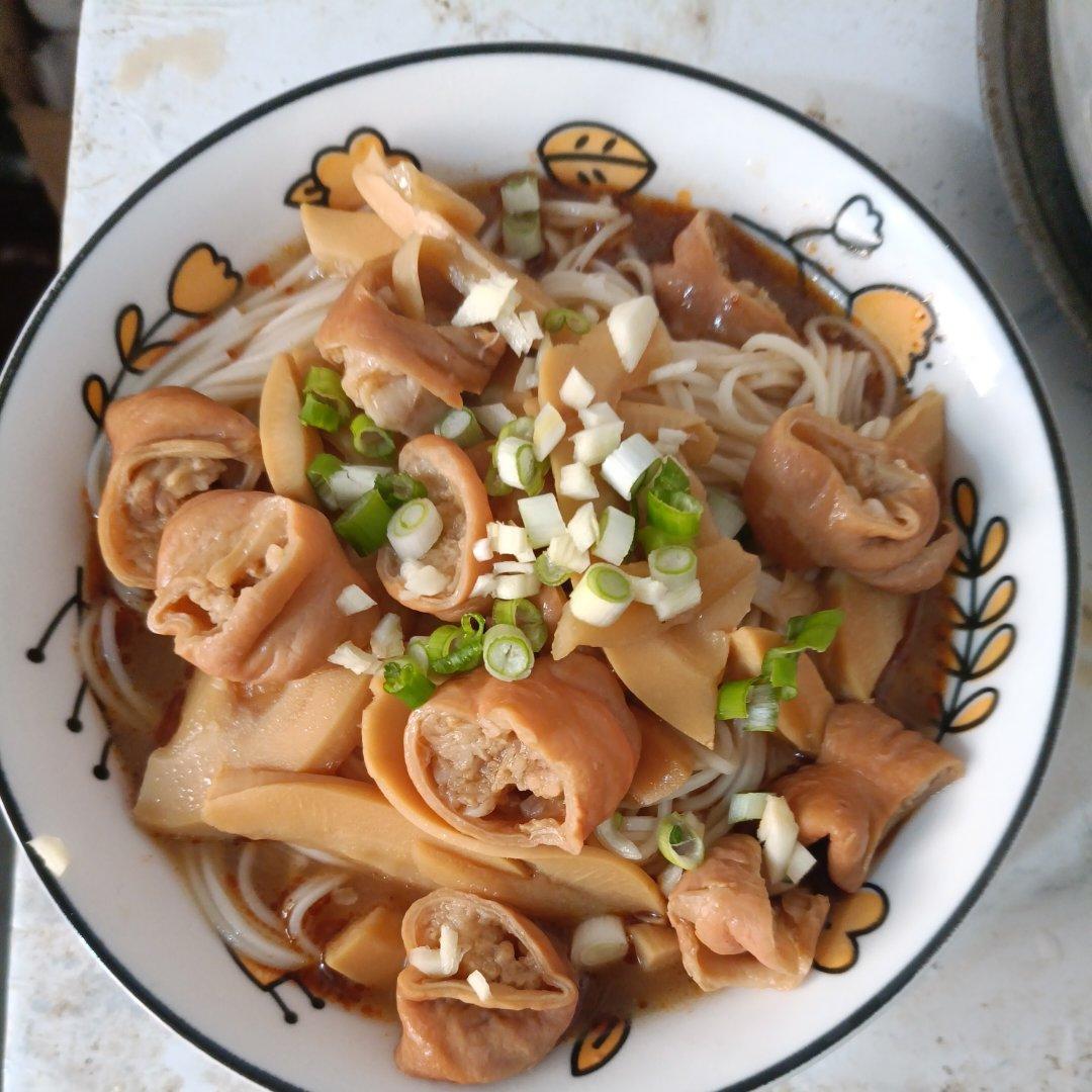 砂锅肥肠面