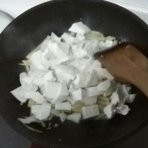 冬笋炒豆腐的做法 步骤4