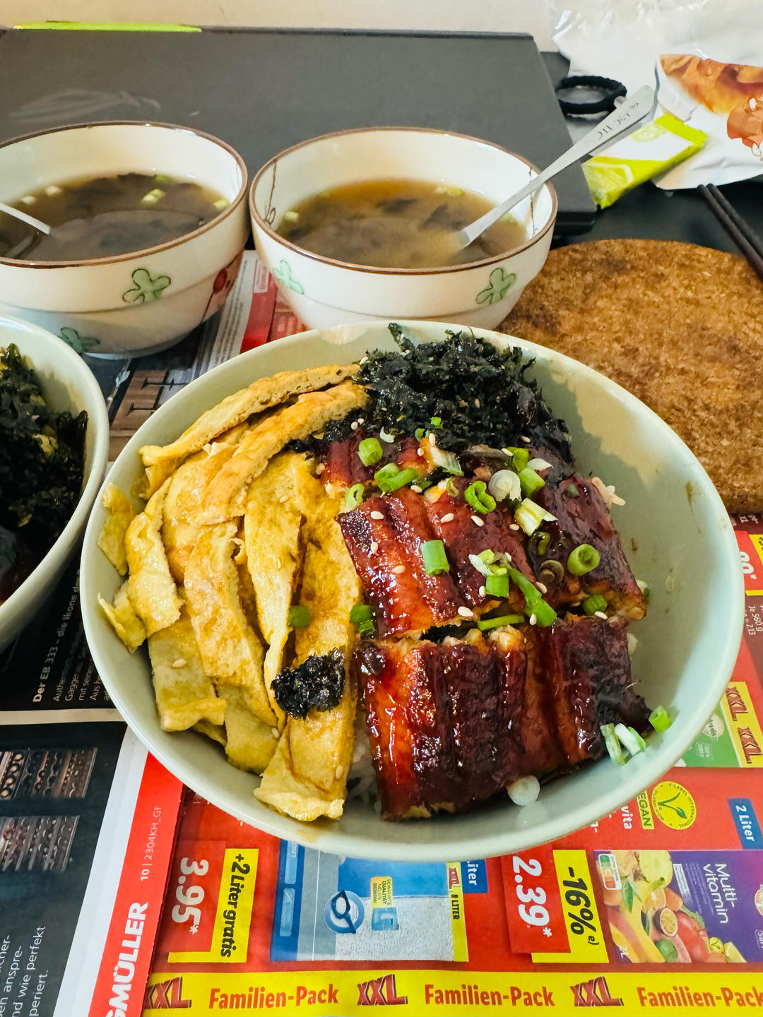 在家也能做鳗鱼饭吃，颜值堪比日料店，还有小盆友的鳗鱼饭团，可可爱爱到没朋友！真香！