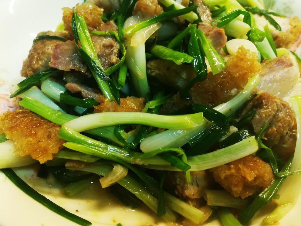 广东荞菜炒烧肉的做法