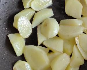 土豆炖鲍鱼（分享一个快速处理鲍鱼的方法）的做法 步骤4
