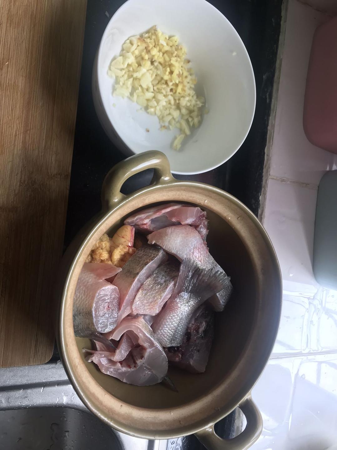 蒜香砂锅鱼(又快手又唬人)