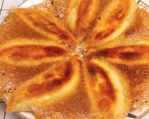 韭菜三鲜锅贴的做法