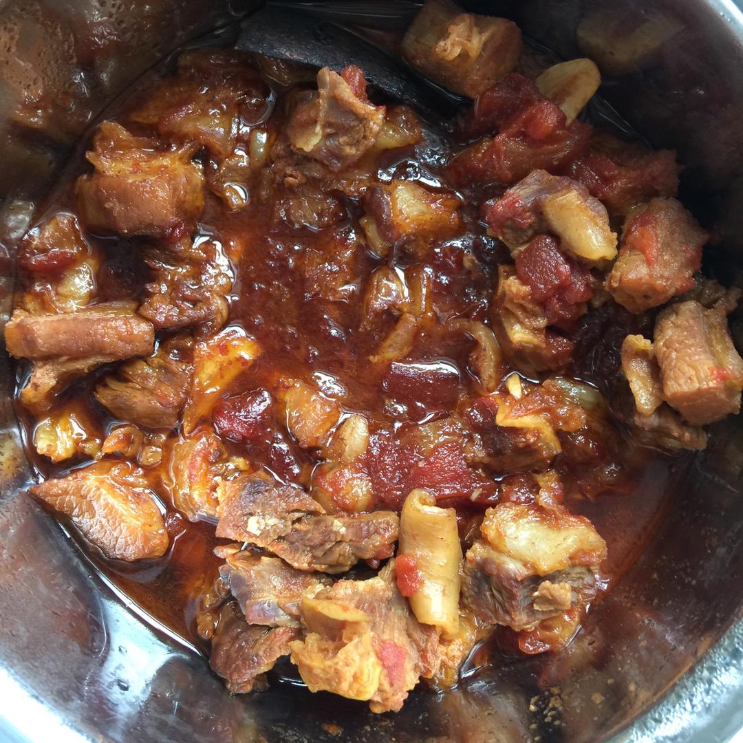 给我一份西红柿炖牛腩，我能吃掉三碗米饭。