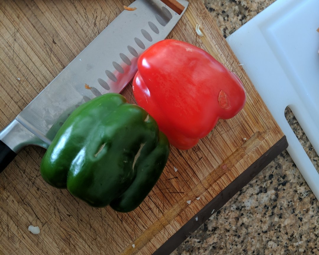 简易版甜椒炒肉肠的做法 步骤2