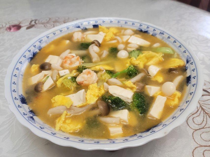 豆腐鲜虾菇菌汤