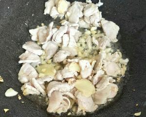 很家常又下饭的肉片炒蘑菇的做法 步骤4