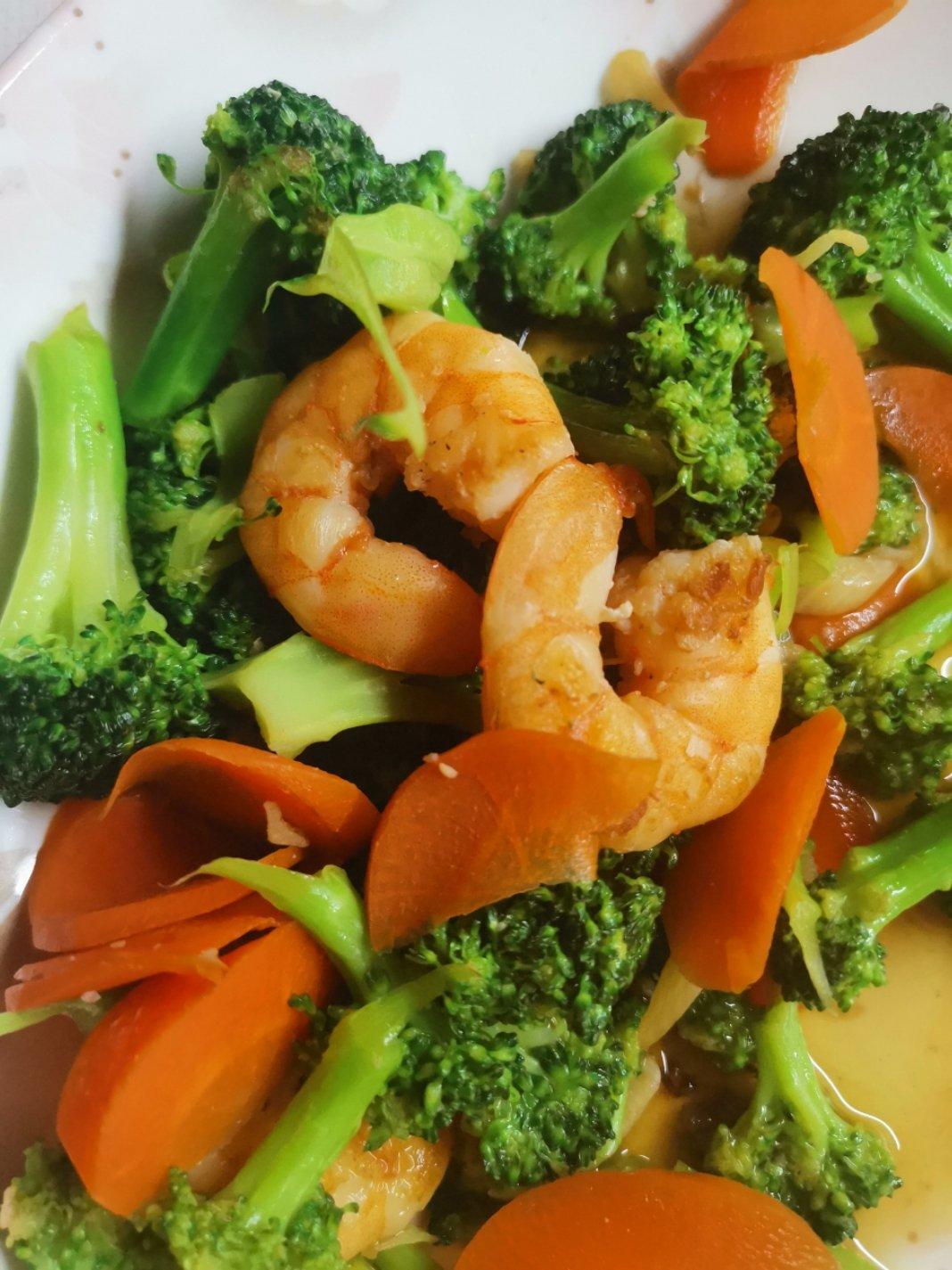 胡萝卜西兰花炒虾仁