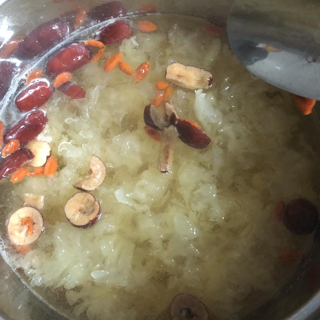 冰糖银耳红枣汤
