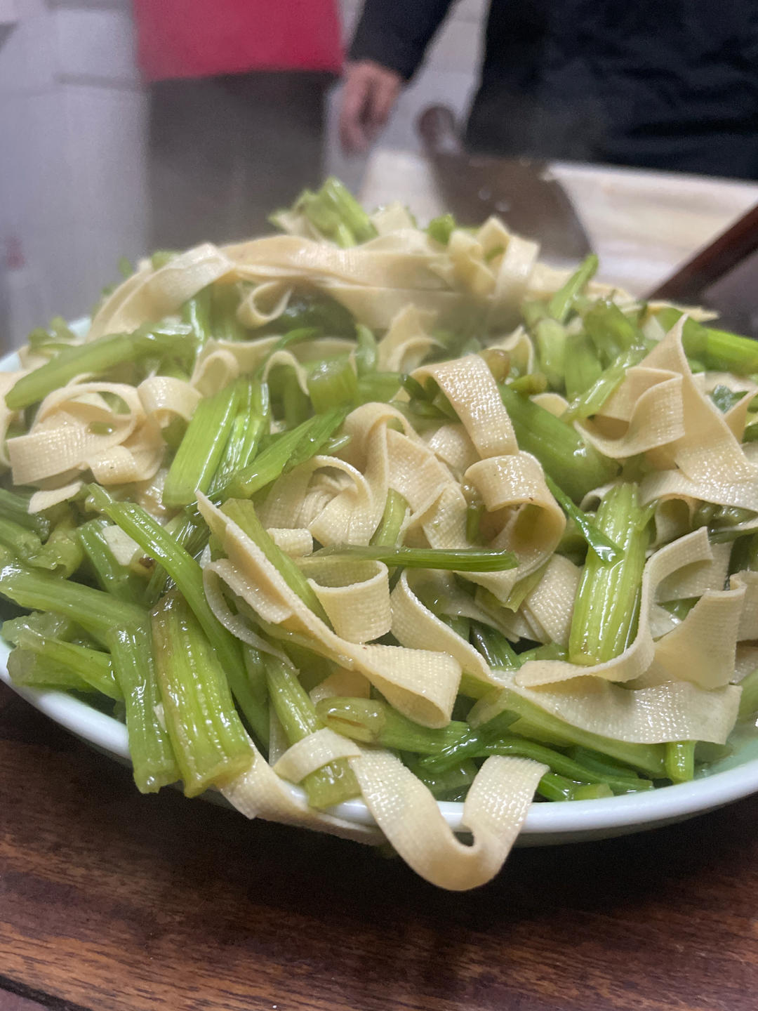 千张丝炒水芹菜的做法