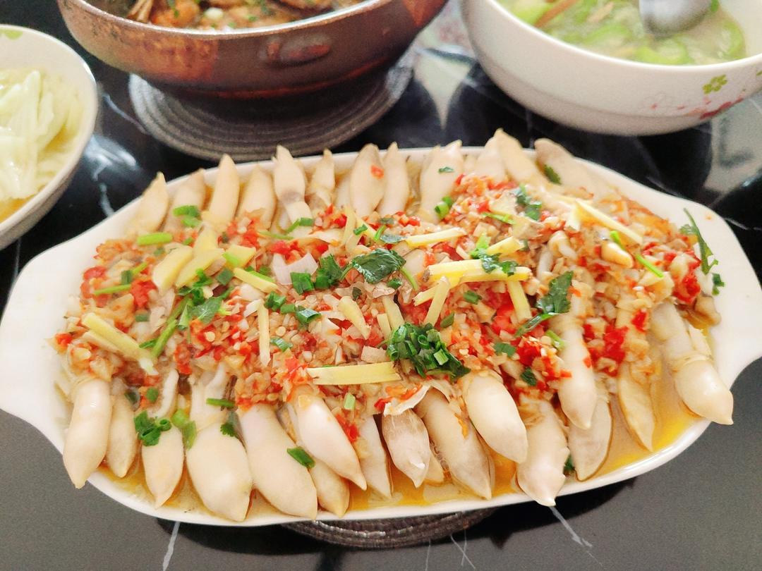 蛏子吐沙难？大厨教你这样做，快速吐沙味道鲜美，好吃到汁都不剩