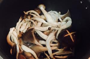 菌菇汤烩杠子头的做法 步骤4
