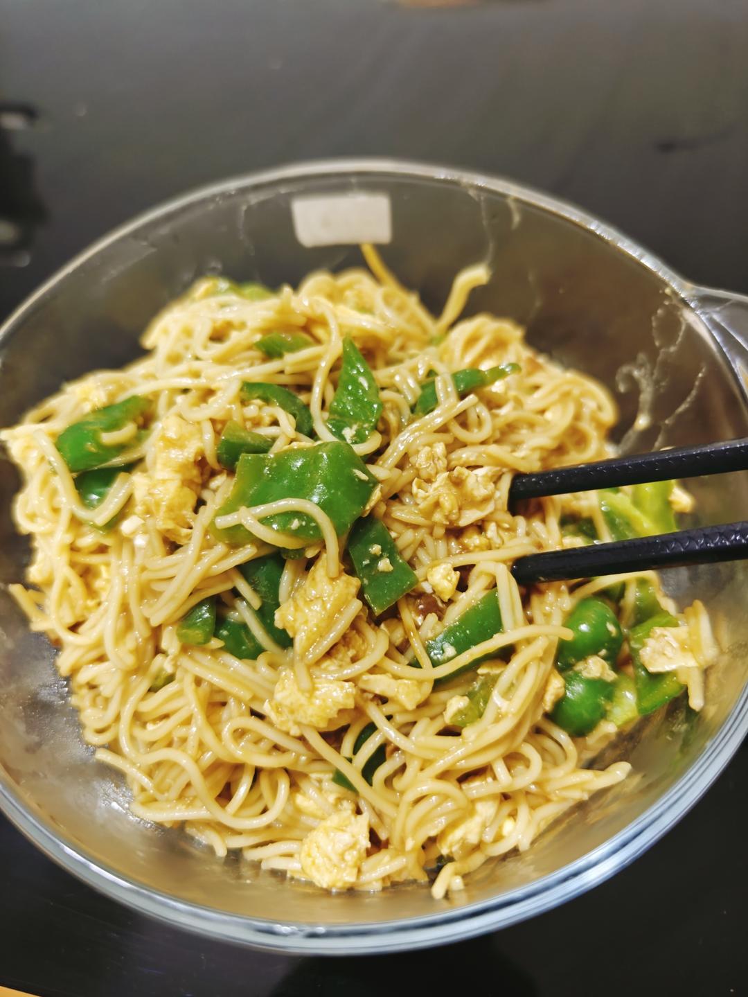 好吃不胖的青椒鸡蛋拌面