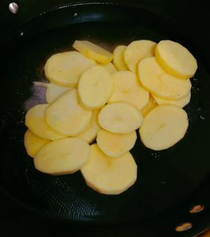 煎土豆块的做法 步骤1