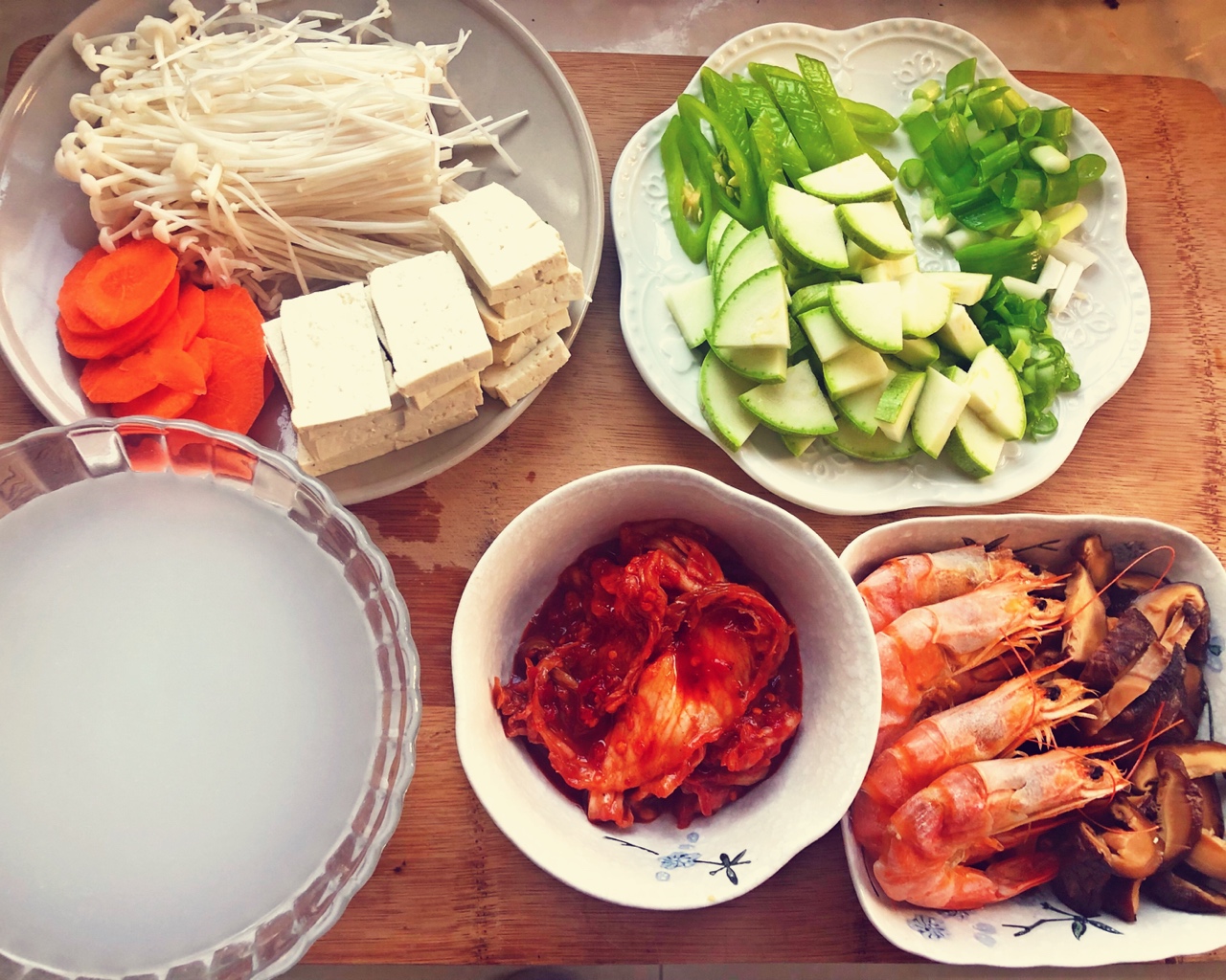 韩式金针菇豆腐泡菜汤锅的做法 步骤1