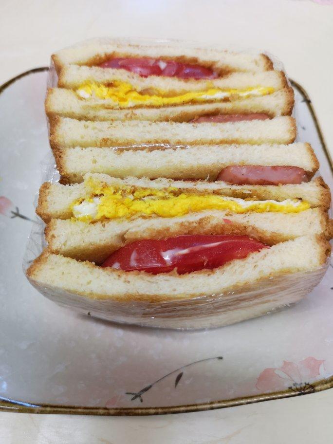 麻辣粉黛做的番茄煎蛋火腿三明治