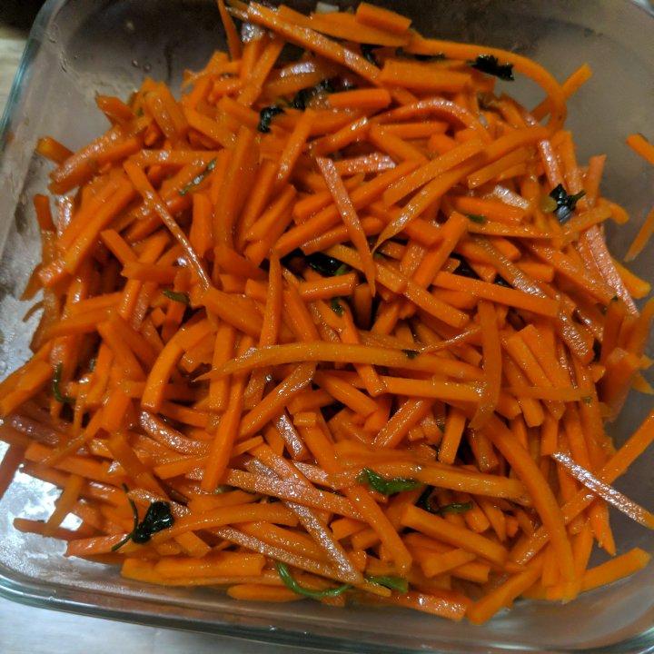 凉拌胡萝卜丝 冬天里的下饭爽口菜