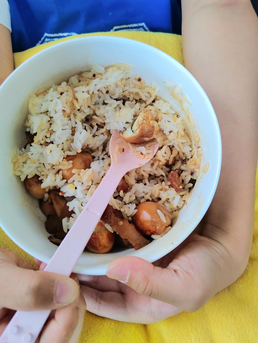 爆汁鹌鹑蛋卤肉饭