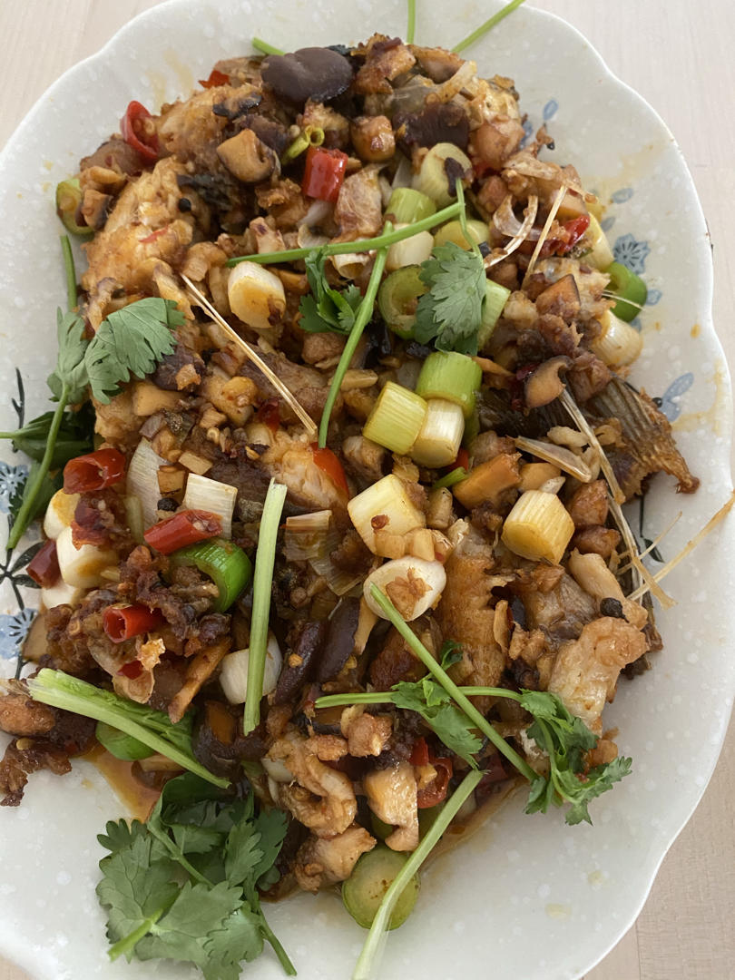 厨师长教你：“干烧鲤鱼”的家常做法，汤汁郁浓，肉嫩软糯