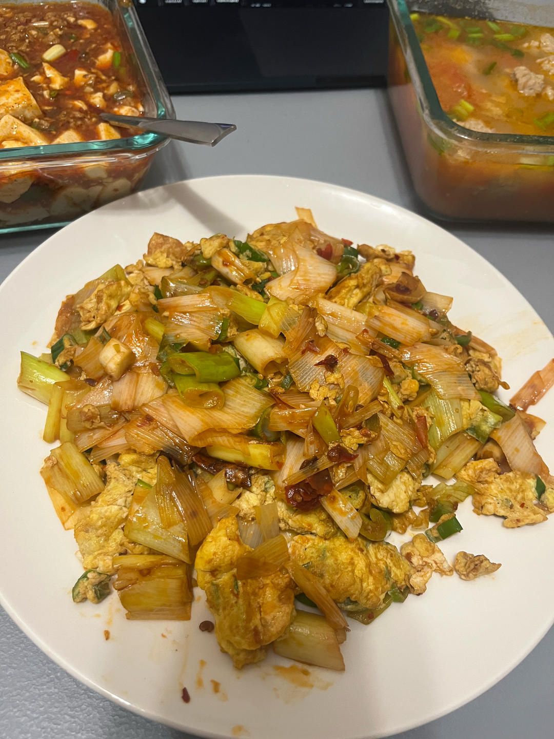 大葱炒鸡蛋看似简单，原来做法如此讲究，葱香浓郁，鸡蛋滑嫩不腥