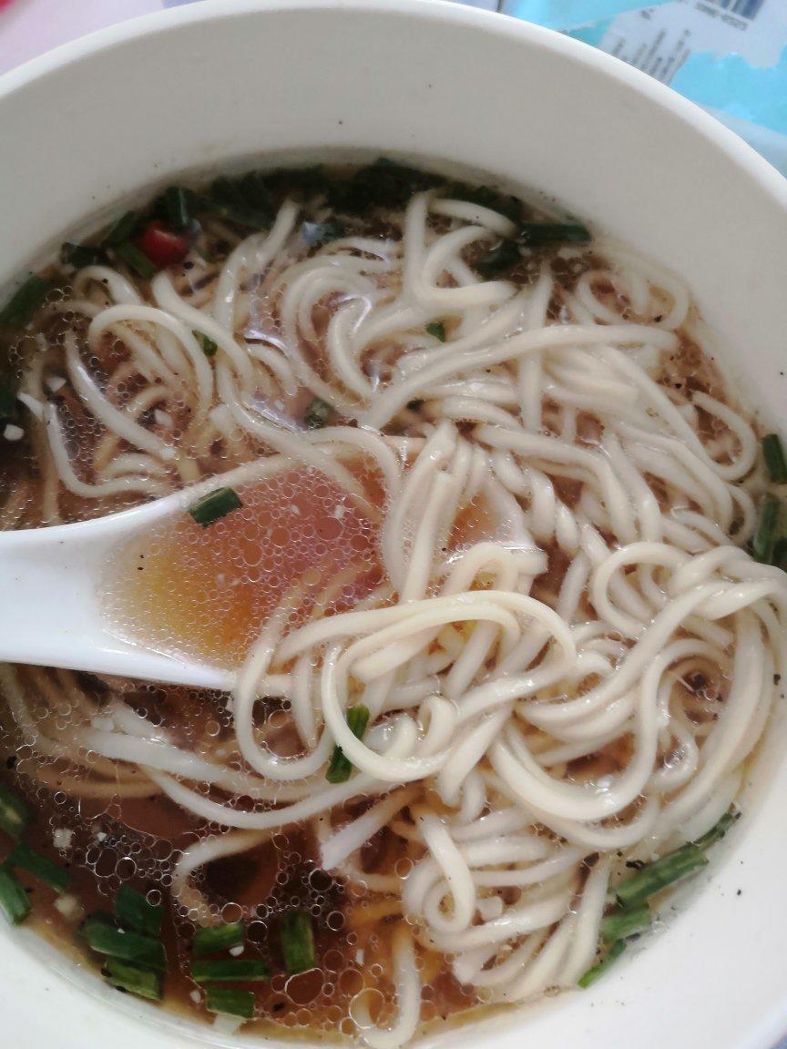 一碗清汤面 🍜 —— 秋日里的治愈系