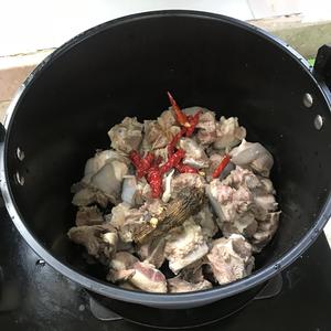 浏阳本地黑山羊炖红薯粉的做法 步骤2