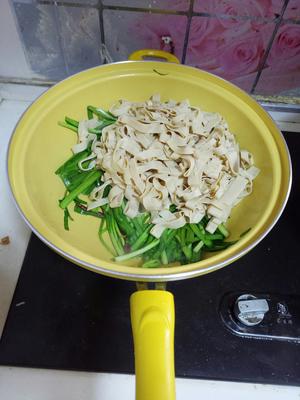 韭菜炒豆皮(千张)的做法 步骤5