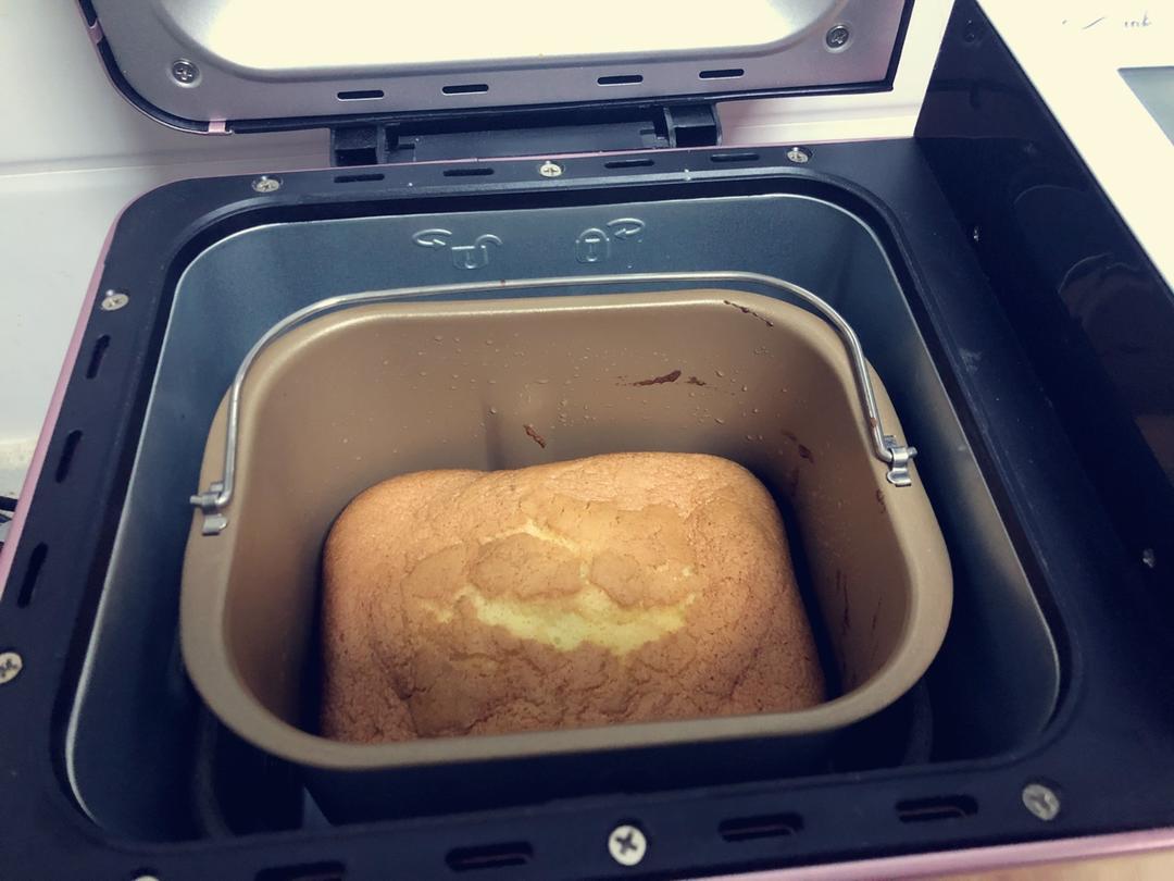 用面包机同样做出丝稠般柔软的戚风蛋糕