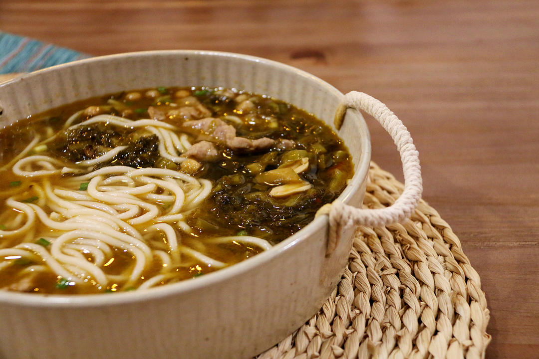酸菜肉丝粉/面，小美的美食的做法