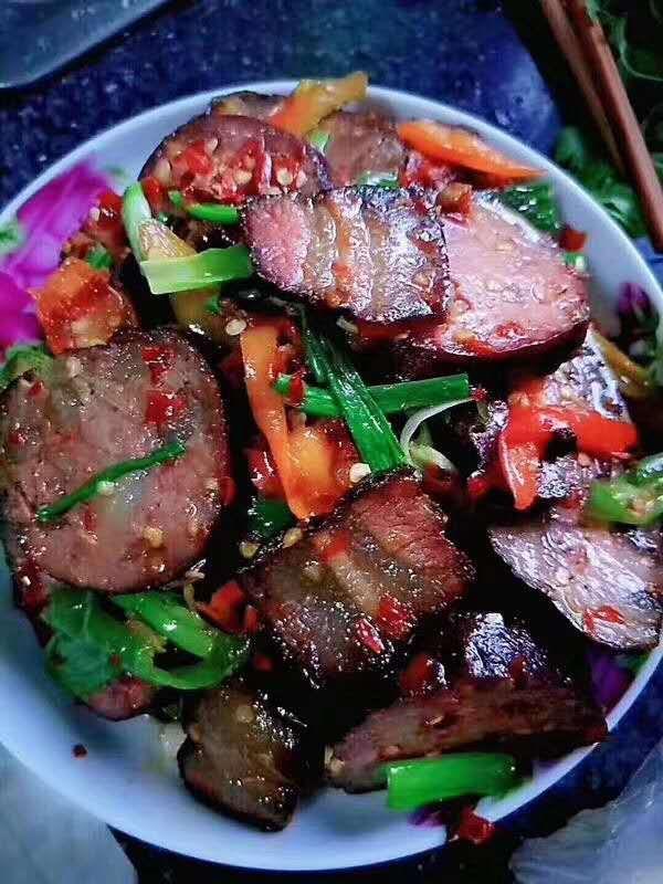 猪血丸子炒腊肉下饭菜