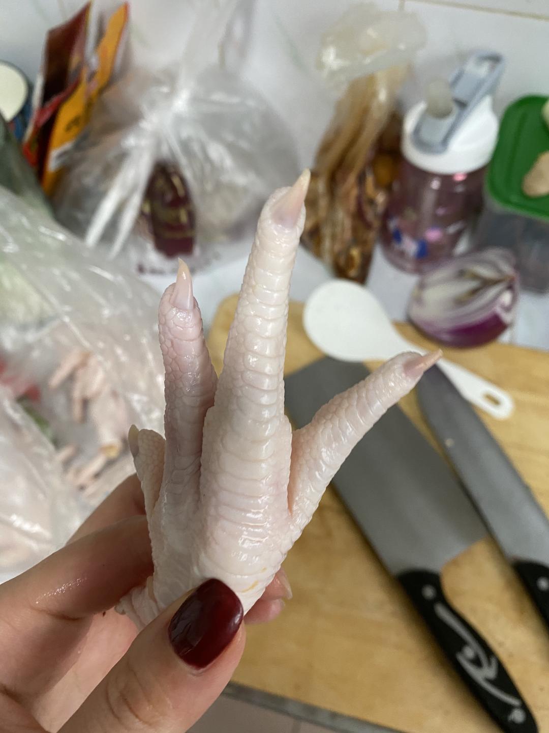 剪指甲 剁两半(就把小拇指跟中指整掉就行 剁不动划几道口子也行)柠檬