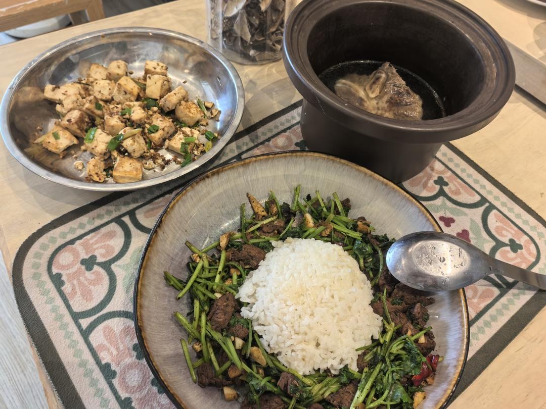 香菜炒牛肉，香辣下饭，爱吃香菜的朋友看过来，拌饭绝了