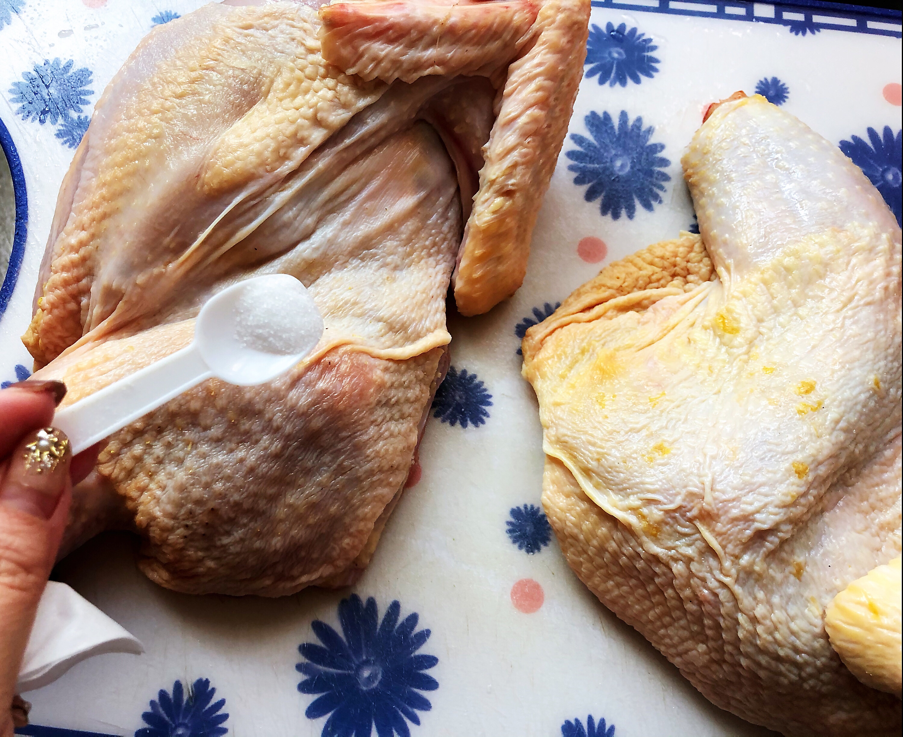 超容易电饭煲盐焗鸡的做法 步骤2