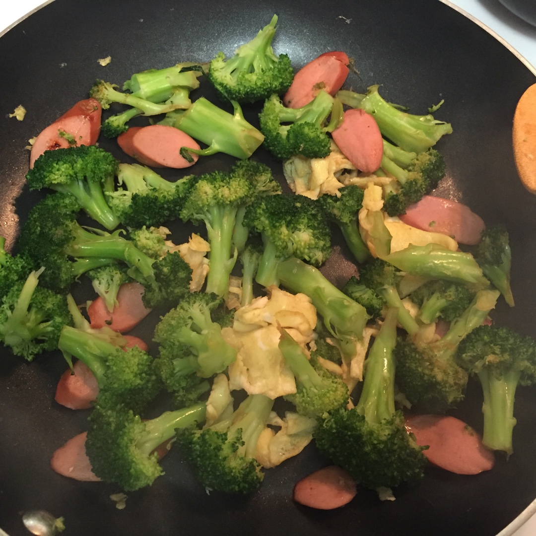 {☀快手晚餐☀}火腿肠滑蛋西兰花