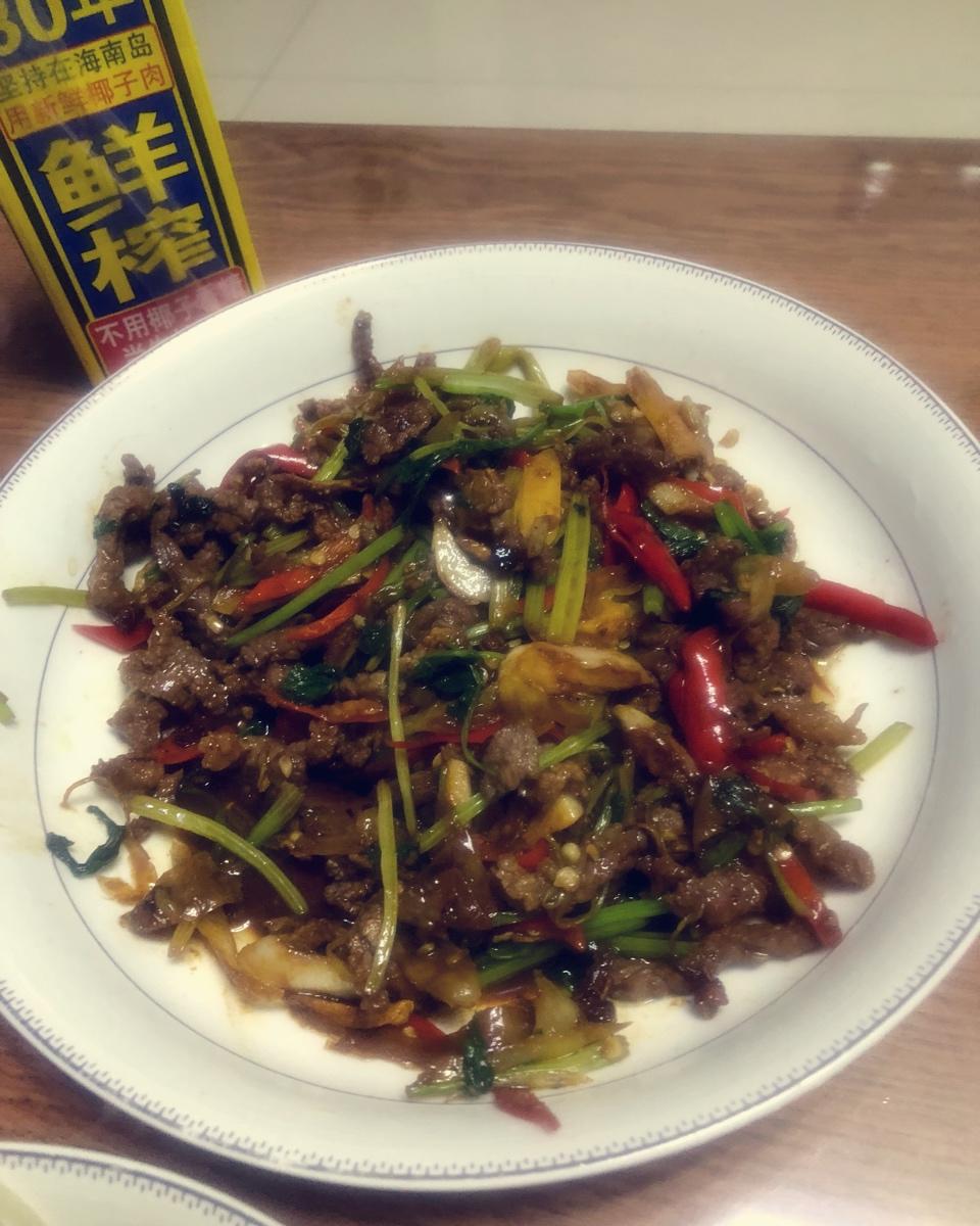 湘菜馆里的野山椒炒牛肉丝Get！