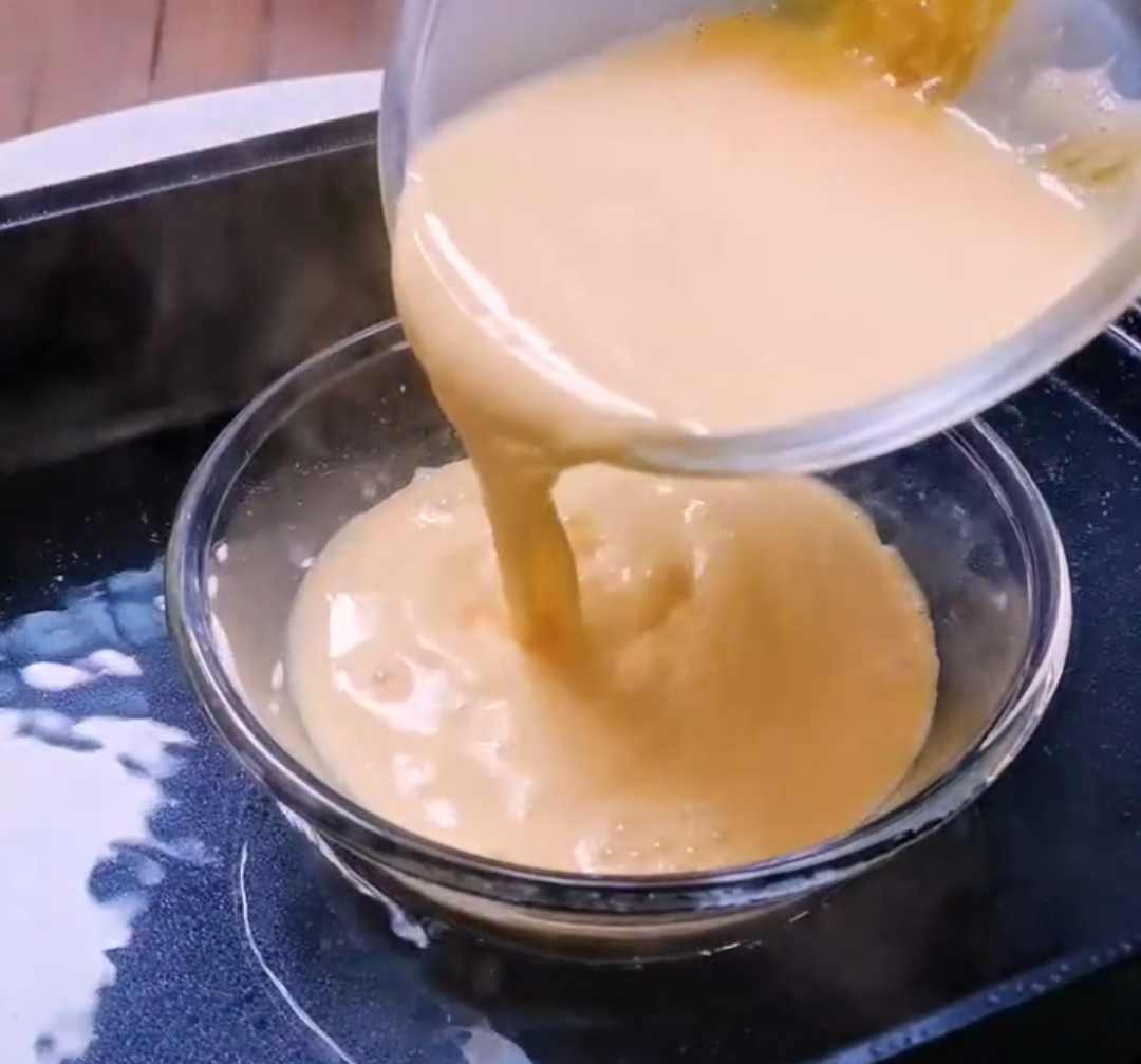鸡蛋布丁——专治不吃蛋黄的小孩，只需四步的做法 步骤3
