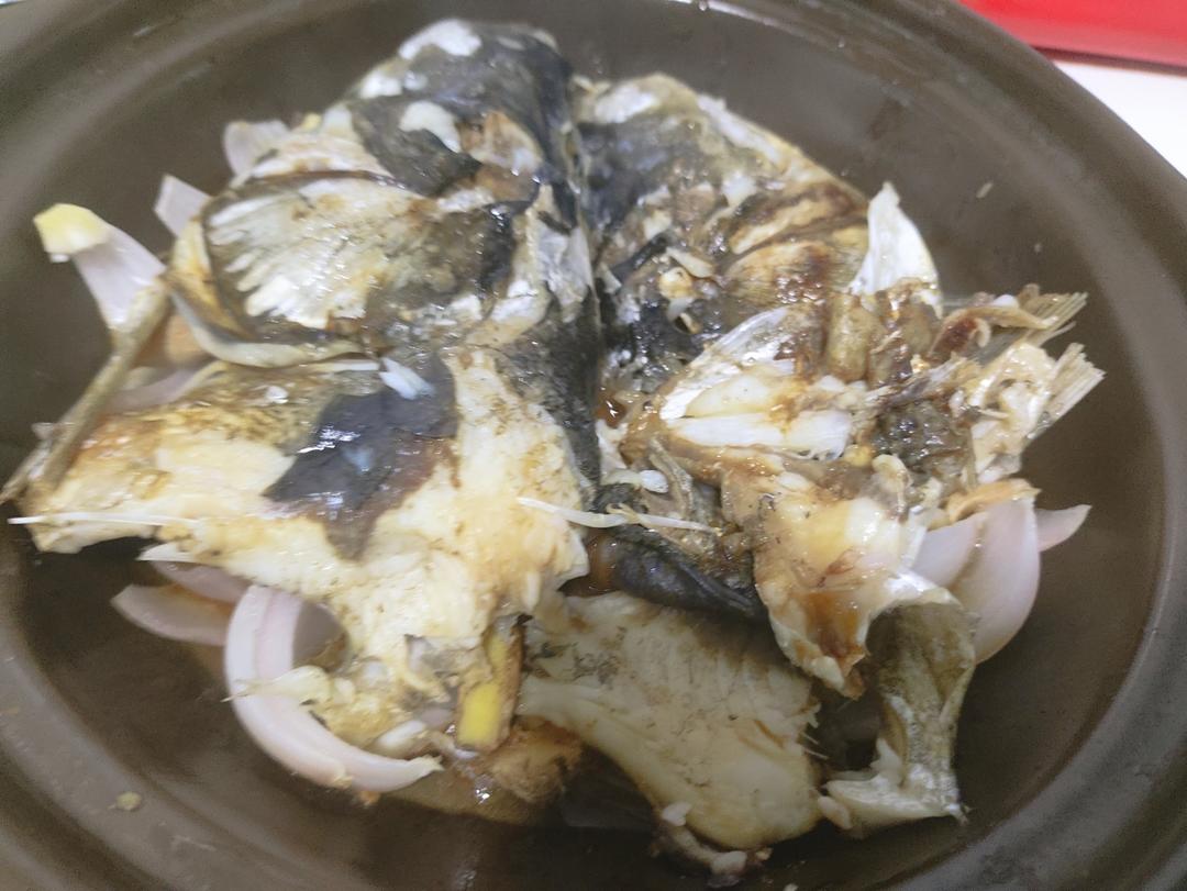 不加一滴水的干锅胖头鱼鱼头，没有一点土腥味，从此爱上淡水鱼