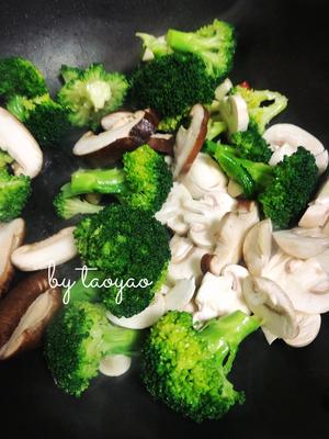 减肥之路——西兰花炒蘑菇 🥦🍋的做法 步骤5
