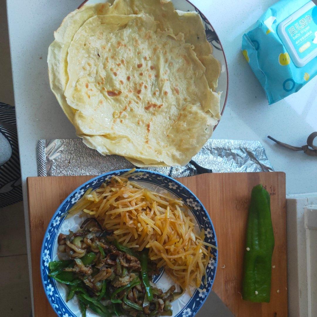 这样烙的鸡蛋饼 翻面不破 柔软并且又劲道 附细节视频详解